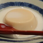 すし徳灑落 - 私のデザート。ババロアだっけ？ブラマンジェじゃなかった気がする。添えられてるのは、フレッシュな牛乳。このマリアージュ、逆に美味しい！そりゃランチで勧められるわけだ。