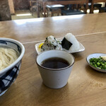 おかだ - 出汁は少し甘め、薬味が引き立つ味わい