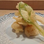 すし徳灑落 - 塩が既に振られているフリッター。うるいとか海老ちゃんとか、甘～い干し芋、あと、椎茸が入ってたかも。美味しい波にのまれて溺れてます。