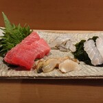 Sushi Tokusairaku - お刺身。左側から時計回りで、大間の本マグロ、さより、平目 、ほっき貝のひも(と多分身も)。食感の違いを楽しめました。さよりは儚かった。