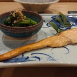 Sushi Tokusairaku - 桜ますの燻製と菜の花のおひたし。