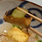 Sushi Tokusairaku - 茄子に挟まるナニかも美味しい。下の黄色いのが玉子豆腐。スゴいとぅるんとぅるん。こんな柔らかいもん、どうやって料理するんだ？と主婦は感動しました。