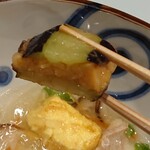 すし徳灑落 - 茄子に挟まるナニかも美味しい。下の黄色いのが玉子豆腐。スゴいとぅるんとぅるん。こんな柔らかいもん、どうやって料理するんだ？と主婦は感動しました。