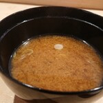 すし徳灑落 - お汁。しじみは苦手な小僧が「これ旨いね」と。