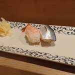 すし徳灑落 - コハダに茹で海老ちゃん。海老と言えば、茹でたエビだよね、と。光り物は夏のイメージですが、今はそんなの関係無いんだろうな。