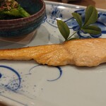 すし徳灑落 - 桜ますは桜チップで燻製。薫りが良い。お口の中でも薫りました。