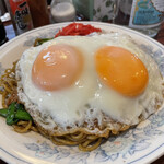 丸千葉 - 焼きそば目玉焼き2個乗せ