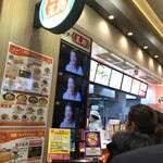 餃子の王将 - お店の感じ　並んでたねぇ