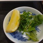 PHO VIET QUAN - 別皿のレモンとパクチー