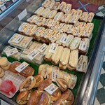 パンブラザースアベ - 他にも様々なサンドイッチやバーガーが。