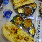 手前普通ナン　奥ビッグナン