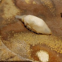 代官山 鮨 たけうち - カワハギ　肝がネタとシャリの間に