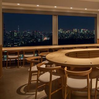 Southern Tower Dining - バルのカウンター席からは、ダイナミックな東京の夜景が一望できます。