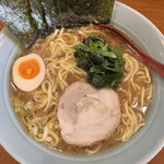 横浜らーめん 一本家 - ラーメン（750円）中盛り（100円増し）