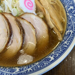 さぶろう - チャーシュー、メンマ、なると、海苔などシンプルなルックス。綺麗な盛り付けにも注目。