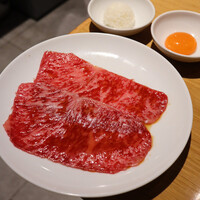 ビーフキッチン 渋谷店 - ■大判サーロイン/すき焼きセット
                    　卵をといてお肉に絡めてご飯をぽん。
                    　締めは卵かけごはんに。
                    　最高に美味しくて幸せな気持ち！