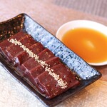 炭火焼肉しんき - 新鮮で美味しい！炙り牛レバー
