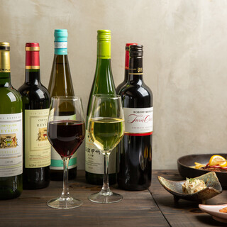 お好みのドリンクで乾杯。季節限定のお酒も