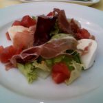 アルゾーニ・イタリア - 季節のオススメ前菜：モッツァレラと生ハムのサラダ
