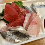 立呑 わたらい - 「刺身三点盛り」500円也。税込。