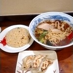 珍来亭 - ラーメン＆半チャーハンセット(平日ランチセット850円税込)と餃子3個250円税込。