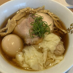 Raxamen Hayashida - 味玉醤油らぁ麺９３５円、わんたん３個２００円。焼豚、鶏胸肉、穂先めんまも素晴らしい味わい。ノーマルでも贅沢な内容です（╹◡╹）（╹◡╹）
