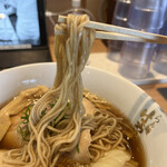 Raxamen Hayashida - 味玉醤油らぁ麺９３５円、わんたん３個２００円。小麦香る麺と醤油濃い目でも優しい味わいのスープが、好相性です（╹◡╹）（╹◡╹）