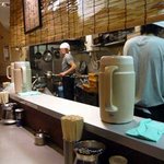 麺匠 呉屋 - カウンターに居る人は全員厨房を見て、今か今かとラーメンの出来上がりを待っています。　