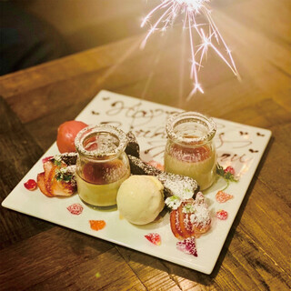 A dessert plate perfect for surprises on important birthdays and anniversaries.