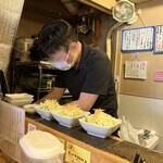 Nihonshu To Sakana Hirayama - 狭いスペースで動き回る店主