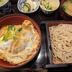 Gyoutoku Sunaba - カツ丼セット。1,050円なり
                        蕎麦は温かいタヌキも選択可能
                        ＋100円でラーメンにもできる
                        つけもん、小鉢、味噌汁、そば湯も付く