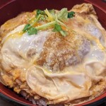 Gyoutoku Sunaba - セットのカツ丼
                        カツ自体は立ち食い店のと大差ないかも
                        醤油感強めで甘味もある。一味かけて(ﾟдﾟ)ｳﾏｰ