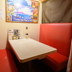 UMIYA HAWAIIAN - カーテン個室のテーブルソファー席