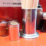 ラーメン二郎 - 卓上調味料