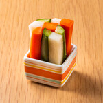 日式高汤的自制条状西式咸菜