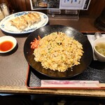 らーめん青竜 - 炒飯大盛り＋手作り餃子（５個）@1,330円也。