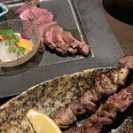 馬桜 - 馬肉ステーキ(奥)と串焼き(手前)