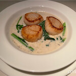 コート ドール - トリュフソースに浮かぶ帆立貝