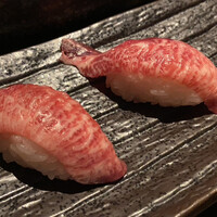 馬桜 下通り店 - 大トロ馬にぎり(2貫)