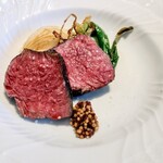 La Brianza - 北海道産あか牛サカエヤ熟成サーロイン炭火焼き熊本県産葉玉葱ソテータスマニア産粒マスタード。柔らか旨みしっかり赤身味のあか牛噛むほどに美味しい☆飲み込むの名残惜しい脂少なめのお肉だから葉玉葱ソテー合う〜