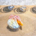 La Brianza - 美味しい黒豚生ハムありがとうございます☆口溶けふんわり甘みさわやかアップルマンゴーもブッラータチーズも。スタートから心躍る一皿でした～