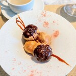 La Brianza - プロフィットロール苺とチョコアングレーズソース。ディカフェコーヒーと。わぁすごーーい♡♡素敵〜 ひんやりフィリングアイスかなサクサクシューにみっちり詰まってるの♪すっごいスペシャルドルチェだわ〜幸せ