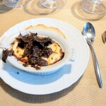 La Brianza - トリュフと玉子のオーブン焼き黑トリュフ。トリュフまだ冬色ですね～ 豊潤な印象です
