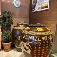 金香楼 - 店内　入り口の大きな壺