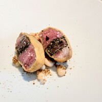 La Brianza - 仔羊コトレッタ自家製デュカ白いんげん豆。スパイスに興味が湧いていると聞き及んでいましたので、近しいお料理いただけた幸せ嬉しい美味しいありがたいです♡仔羊の味わいと挟まれてるものとスパイス絶妙だわ〜