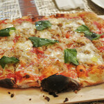 Trattoria Pizzeria Casasola - トンノ（マグロ）のローマピザ