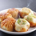 弄堂 生煎饅頭 - 焼き目はパリパリ、表はモッチり、中はコラーゲンスープたっぷり！