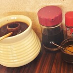 とんかつ しょうざん - 調味料(左から、ソース、醤油、七味、辛子)