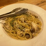 Itarian Baru Calvo - 牡蠣と季節野菜のペペロンチーノ
