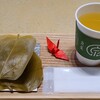 Saryou Izumiya - 柏餅セット(税込642円)
                柏餅とドリンクのセット、広島県産緑茶を選択
                とろける柏餅と銘打って販売されています
                自家製の北海道産小豆を使った餡をしっとり滑らかで軟らかいお餅で包んでいます
                緑茶も円やか